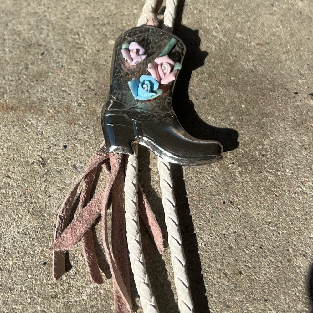 Boot pendant Western style bolo tie floral braided white cord Cowboy cowgirl - Picture 3 of 14